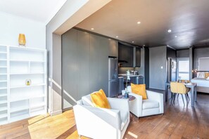 Un intérieur moderne comprenant une cuisine, un coin repas et un espace de vie.