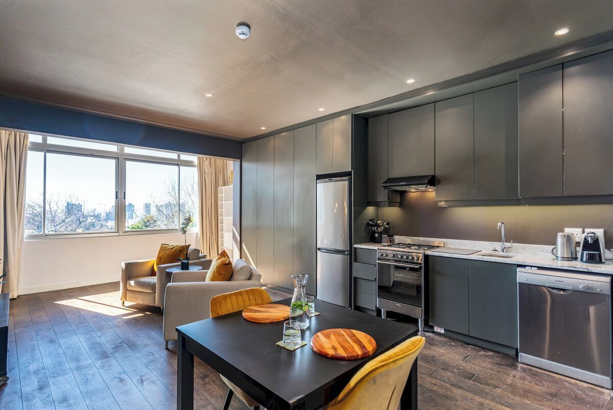 Mikrobølgeovn, ovn, kokeplater og oppvaskmaskin