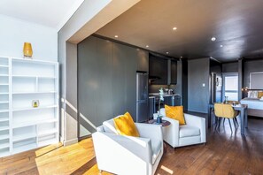 TV - Granada Court 309 by CTHA (Cape Town)