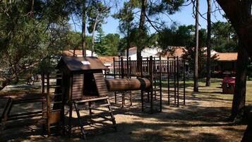 Área de juegos infantiles al aire libre