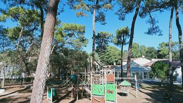 Zona de juegos infantil al aire libre