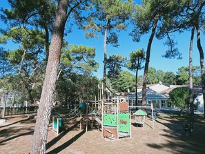 Children’s play area – outdoor