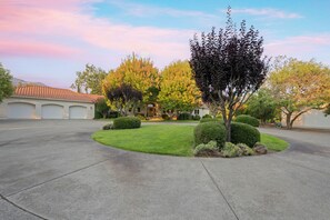 Property grounds - Vineyard Villa w/ Pool, Spa & Bocce Ball +Mins to Park & Dining | Lawndale Manor (Kenwood)