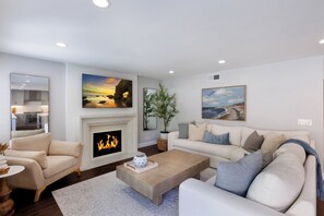 تلفزيون ذكي، مدفأة، مكتب