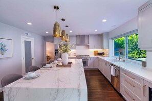 ثلاجة، ميكروويف، فرن، موقد طهي مسطح