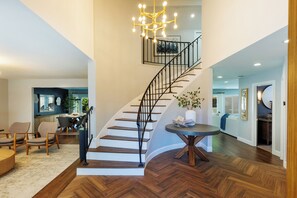 المنشأة من الداخل