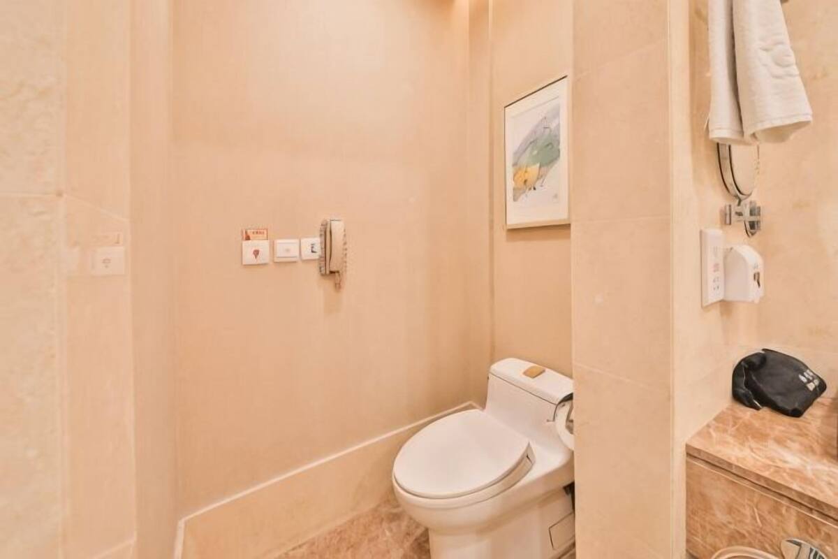 Une salle de bain avec des toilettes, une douche et un lavabo.