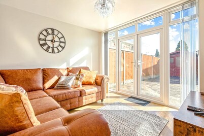 Spacious & Modern 4-Bed Home – Sleeps 7