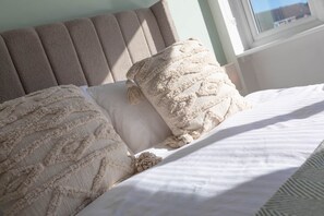 4 bedrooms, iron/ironing board, WiFi, bed sheets - Spacious & Modern 4-Bed Home – Sleeps 7 (Newquay)