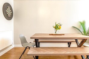 Dining - Spacious & Modern 4-Bed Home – Sleeps 7 (Newquay)