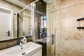 Bathroom - Spacious & Modern 4-Bed Home – Sleeps 7 (Newquay)