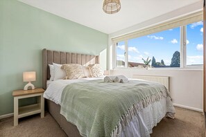 4 habitaciones, tabla de planchar con plancha, wifi y ropa de cama 