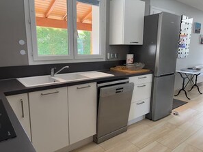 Fridge, microwave, oven, stovetop - House in quiet area St palais sur mer - sleeps 8 (Saint-Palais-sur-Mer)