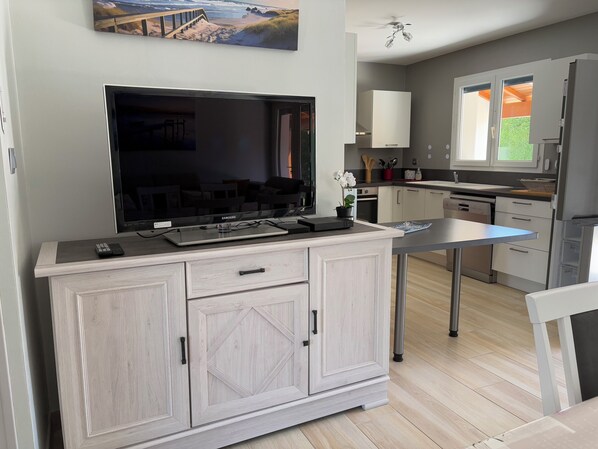 ثلاجة، ميكروويف، فرن، موقد طهي مسطح