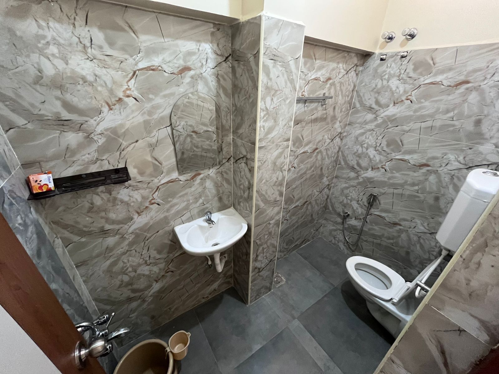 تجهيزات دش، دُش غزير، مستلزمات مجانية للعناية الشخصية، صابون