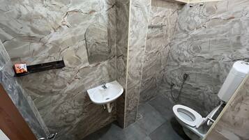 Dusche, Regendusche, kostenlose Toilettenartikel, Seife