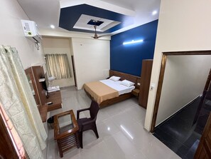 ห้องดีลักซ์ | ผ้าปูที่นอนฝ้ายอียิปต์, เครื่องนอนระดับพรีเมียม, Wi-Fi ฟรี