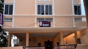 Un bâtiment avec une enseigne indiquant « SARKHI » et une autre indiquant « DÉCORATION ET SALLE ».