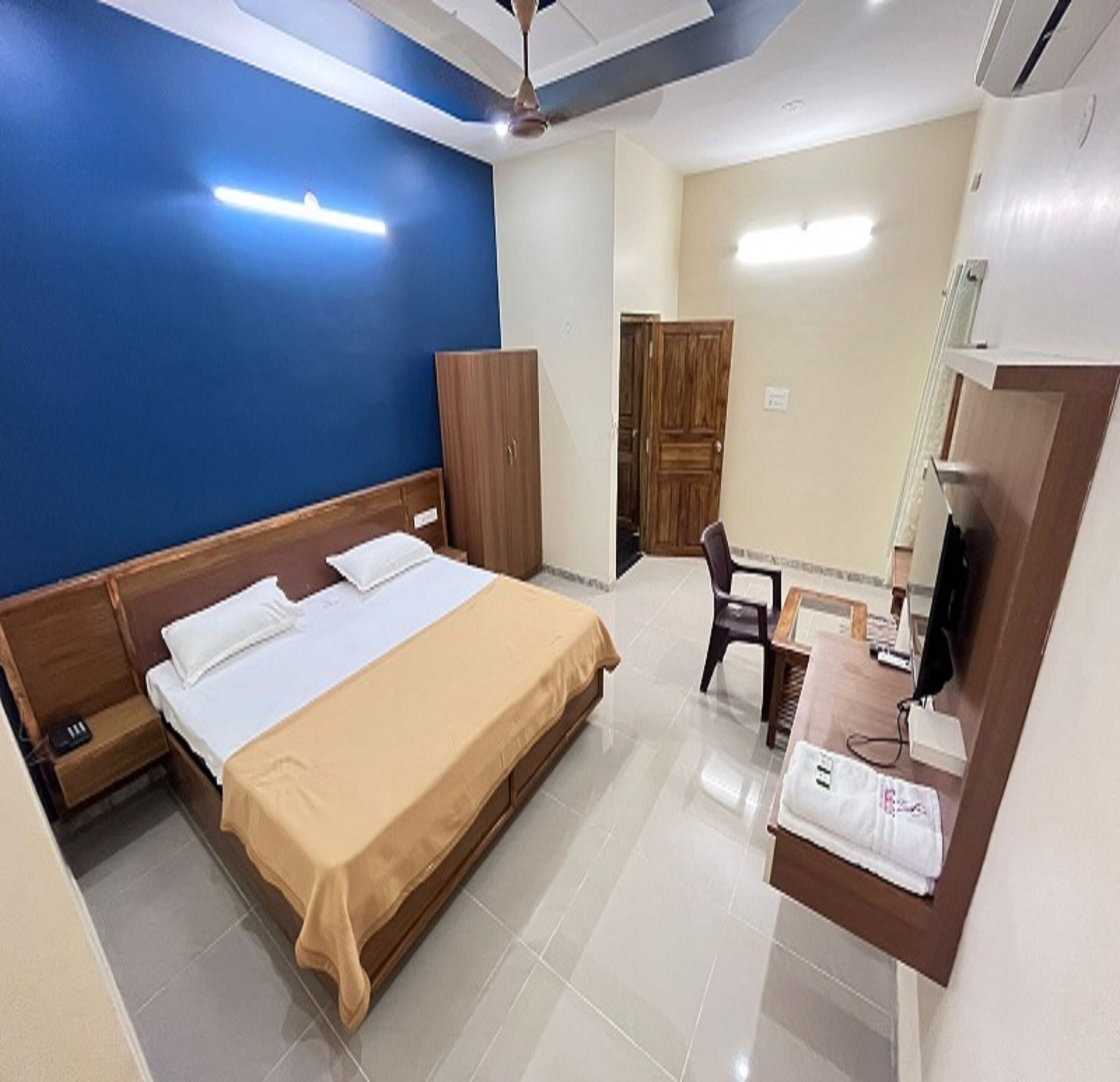 Kamar Deluks | Seprai katun Mesir, seprai premium, dan Wi-Fi gratis