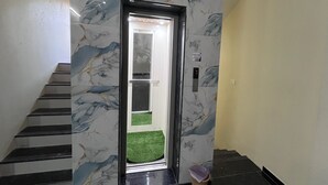 Un mur de marbre avec une porte donnant sur un escalier.
