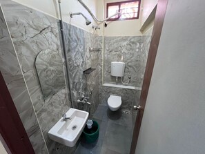 Shower, rainfall showerhead, free toiletries, soap - Sakthi Residency (Vanur)