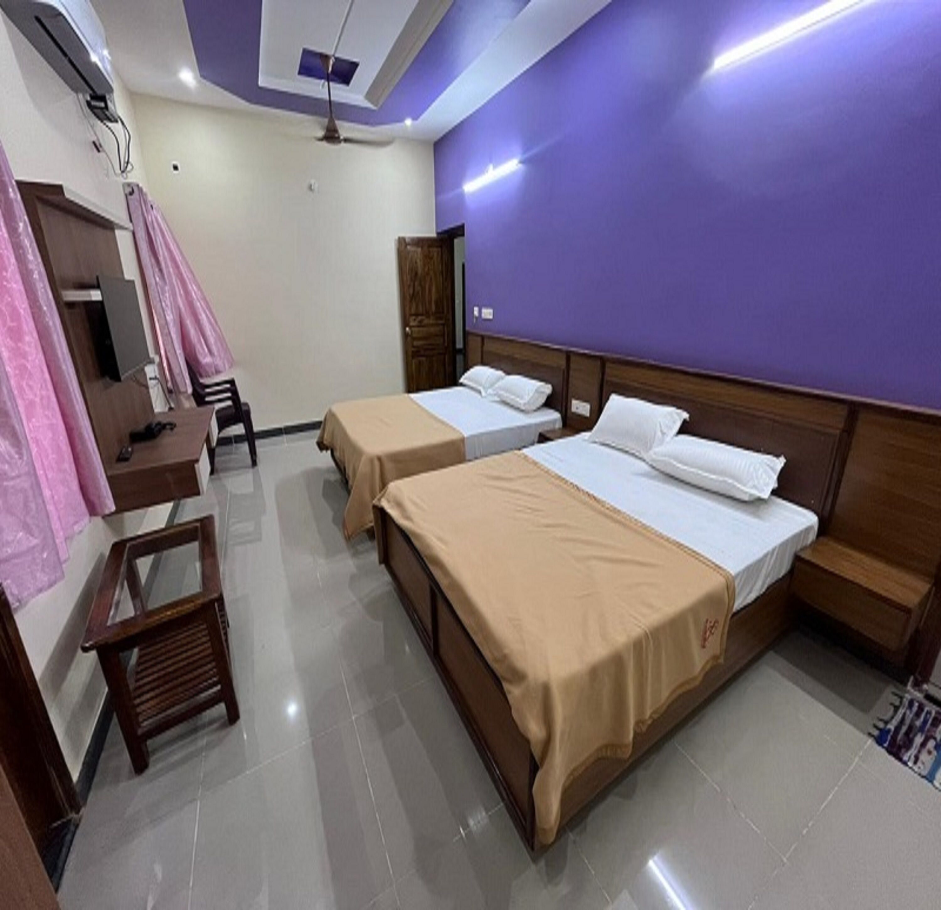 Neljän hengen huone | Egyptinpuuvillaiset lakanat, ylelliset vuodevaatteet, ilmainen Wi-Fi