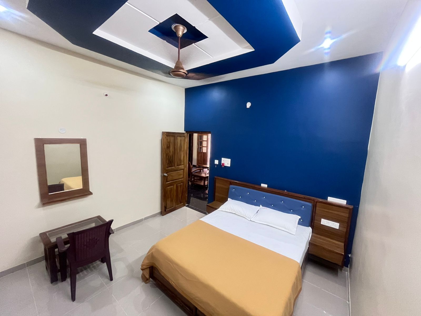 Kamar Double Standar | Seprai katun Mesir, seprai premium, dan Wi-Fi gratis