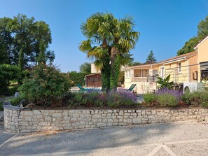 Terrace/patio - Holiday Home 'Les Hauts De Belette' with Private Pool, Wi-Fi and Air Conditioning (Coulounieix-Chamiers)