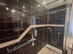 Een douche, een haardroger, handdoeken