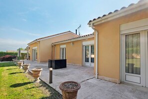 Terrace/patio - Holiday Home 'Les Hauts De Belette' with Private Pool, Wi-Fi and Air Conditioning (Coulounieix-Chamiers)