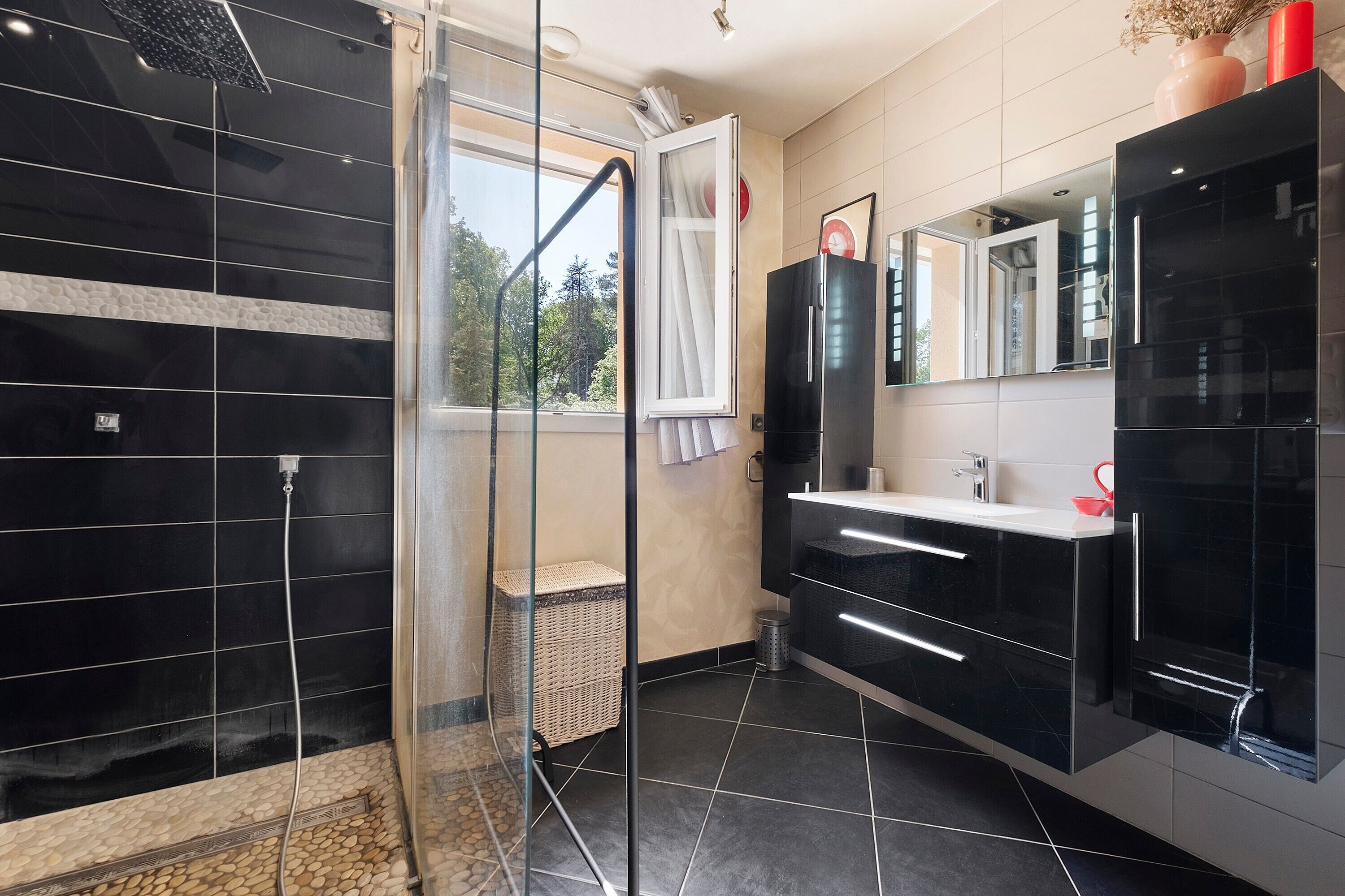Een douche, een haardroger, handdoeken