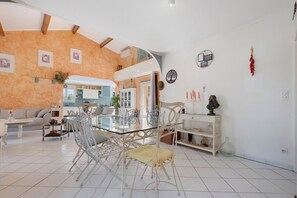 Dining - Holiday Home 'Les Hauts De Belette' with Private Pool, Wi-Fi and Air Conditioning (Coulounieix-Chamiers)