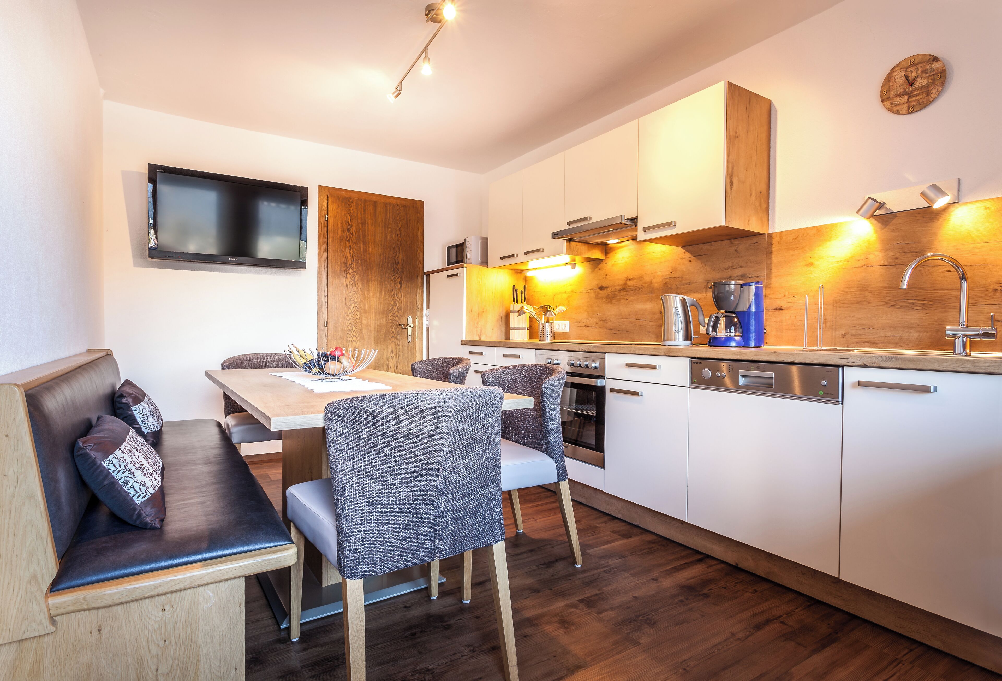 Deluxe Apartment, Balcony, Mountain View | Private kitchen