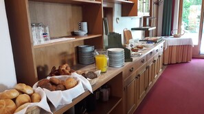 Sarapan prasmanan setiap hari (EUR 16 per orang)