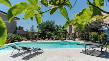 Piscina externa sazonal, espreguiçadeiras