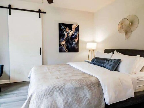 Adorable Pad Steps from the City's Energy!