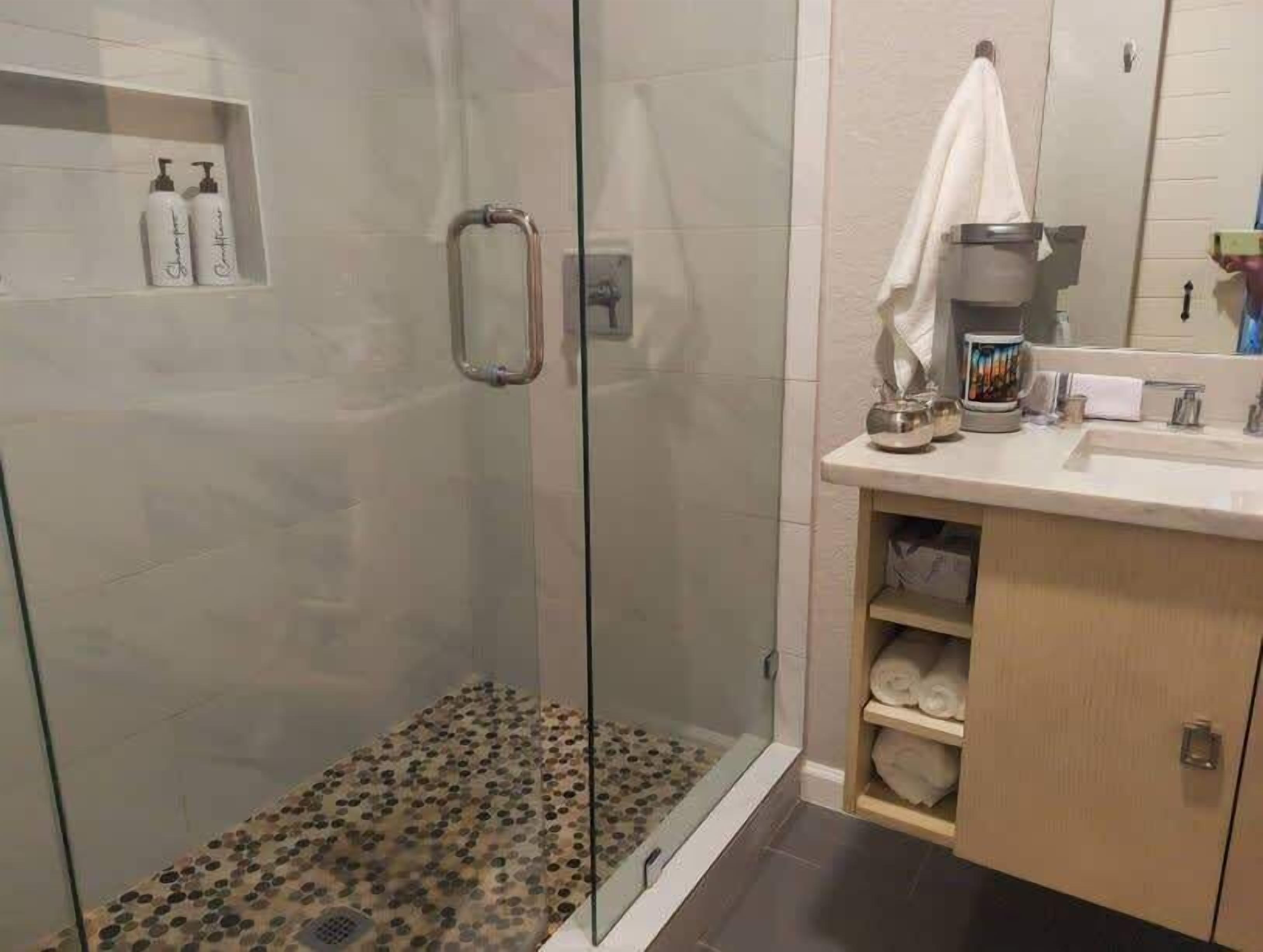 Ducha, secador de pelo, shampoo