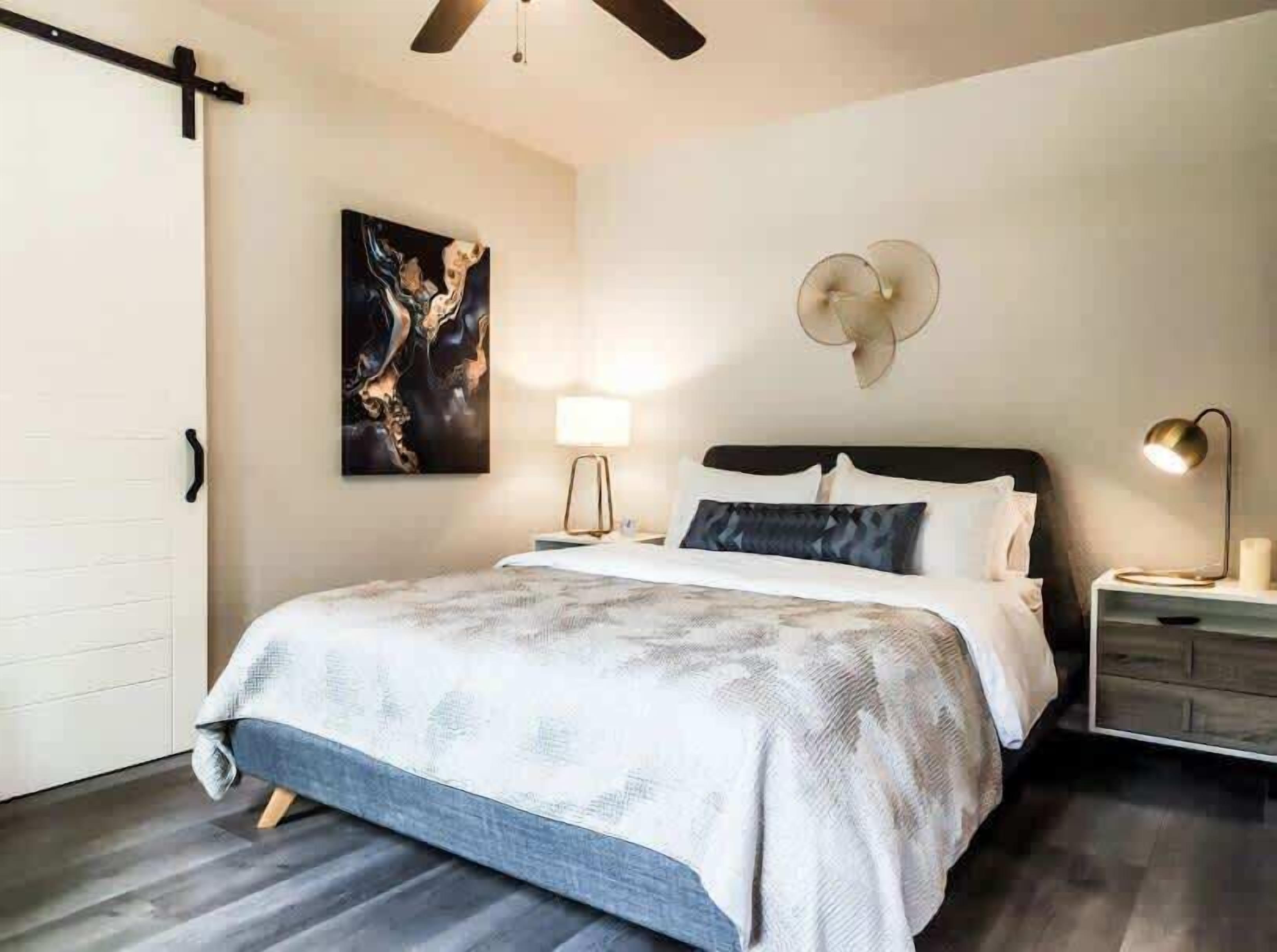 1 habitación, tabla de planchar con plancha, wifi y ropa de cama 