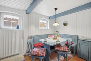 Dining - Historic vacation home Kieke Wiet with large garden and terrace near Greetsiel (Krummhörn)