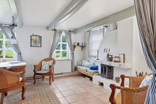 TV, fireplace, books, stereo - Historic vacation home Kieke Wiet with large garden and terrace near Greetsiel (Krummhörn)