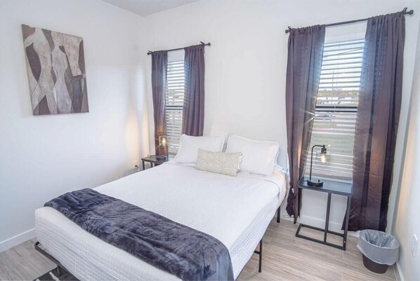 3 habitaciones, tabla de planchar con plancha, wifi y ropa de cama 