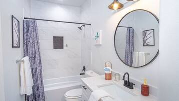 Een douche, een haardroger, handdoeken