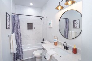 Regadera, secadora de cabello, toallas 