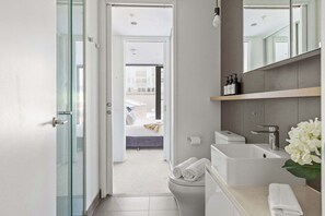 Suihku, hiustenkuivaaja, pyyhkeet