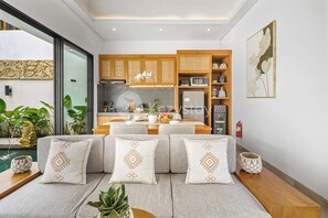 Villa, 2 Bedrooms, Balcony, Pool View | Ruang tamu | 43 inci sebuah televisyen pintar dengan kabel, Netflix