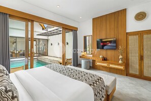 Villa, 2 habitaciones, balcón, vista a la alberca | Escritorio y espacio para trabajar con laptop 