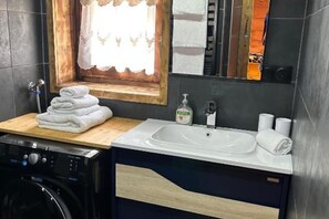 Shower, jetted bath, hair dryer, towels