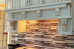 A modern bathroom with a tiled backsplash and a built-in sink. - Vancouver Love Home Luxury Inn (Richmond)