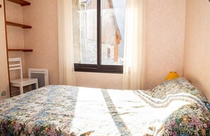 2 bedrooms, iron/ironing board