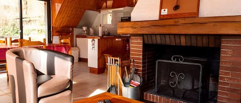 Una televisión, una chimenea